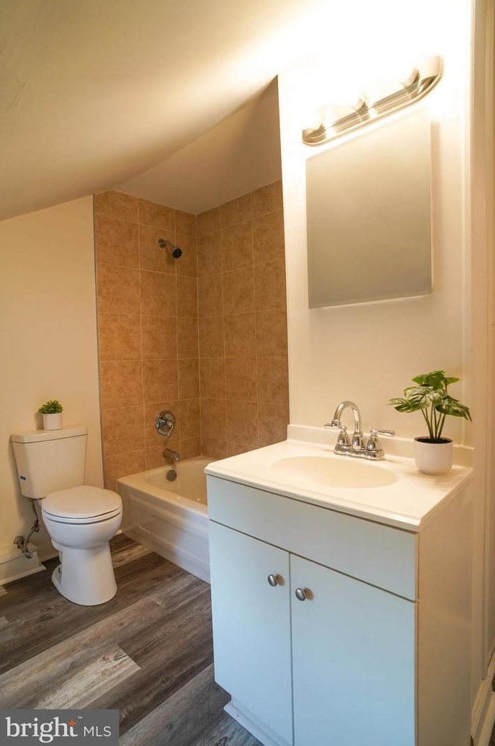 27 Inbrook Rd, Levittown PA  19057-2303 exterior