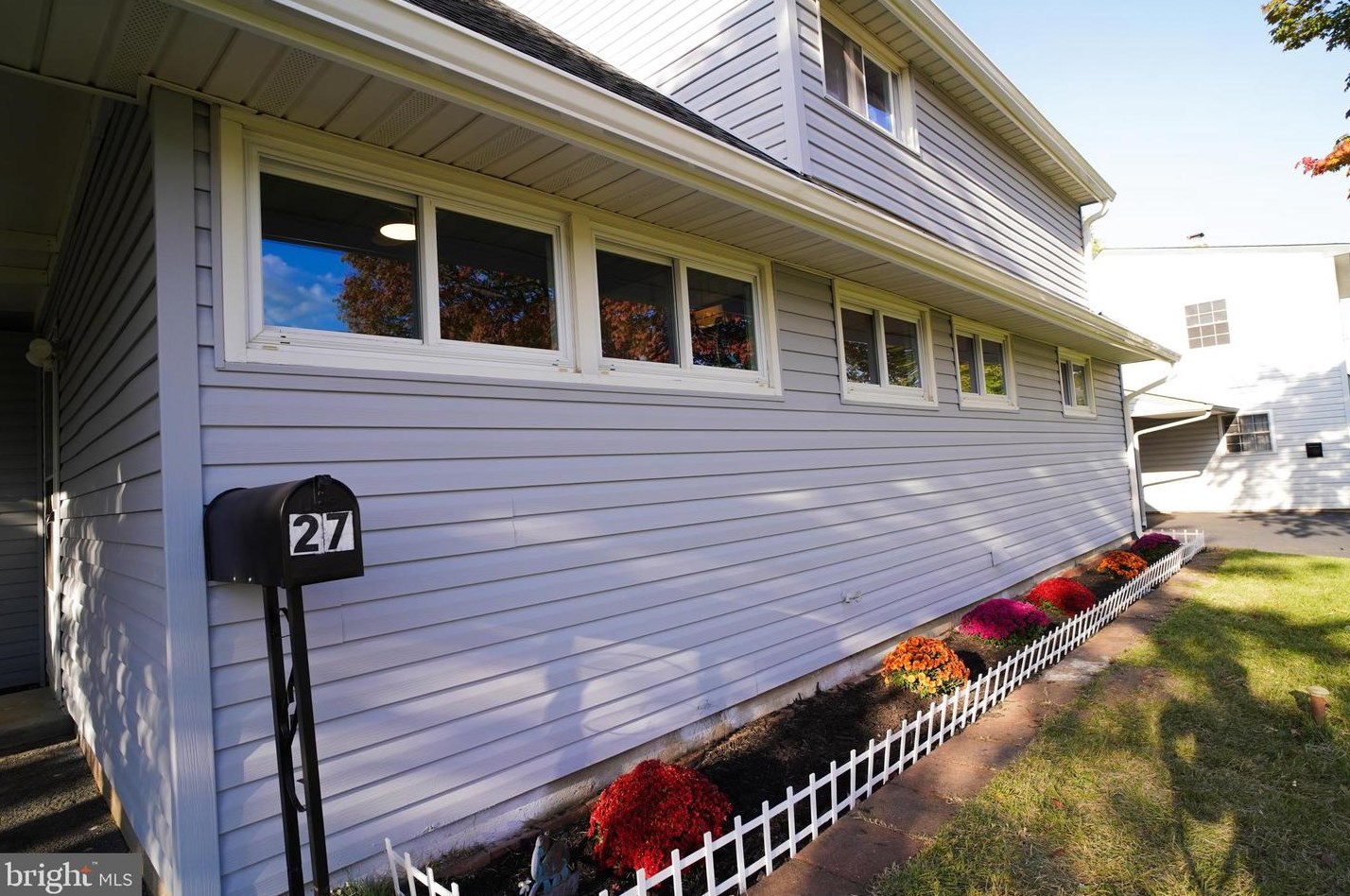 27 Inbrook Rd, Levittown PA  19057-2303 exterior