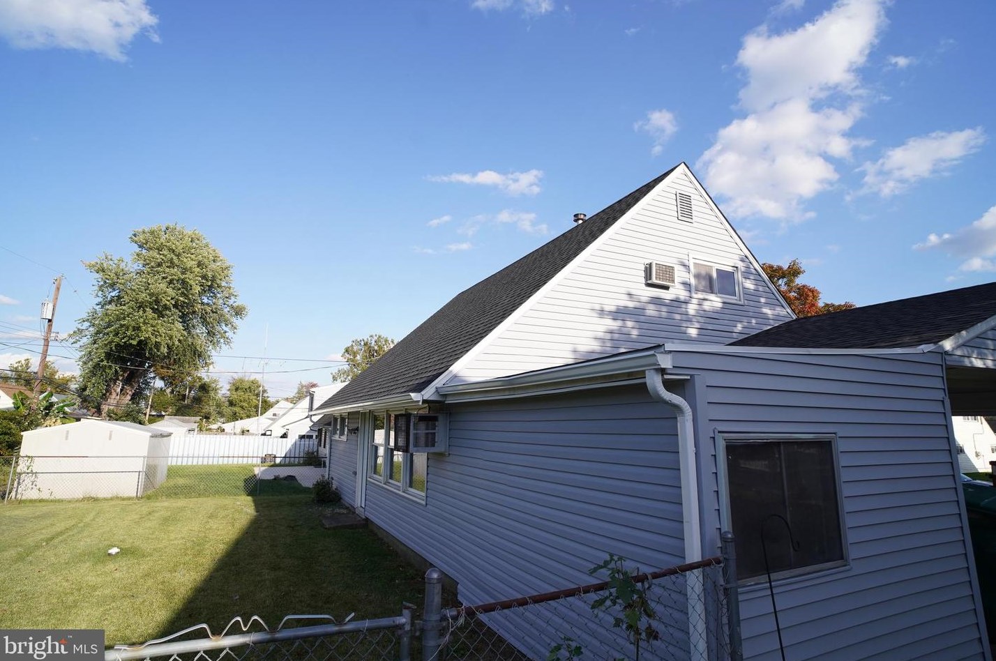 27 Inbrook Rd, Levittown PA  19057-2303 exterior