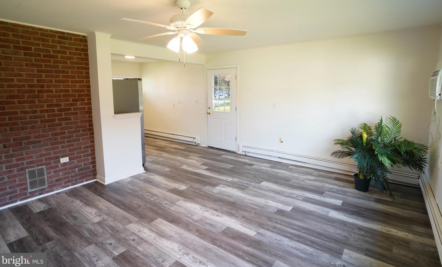 27 Inbrook Rd, Levittown PA  19057-2303 exterior