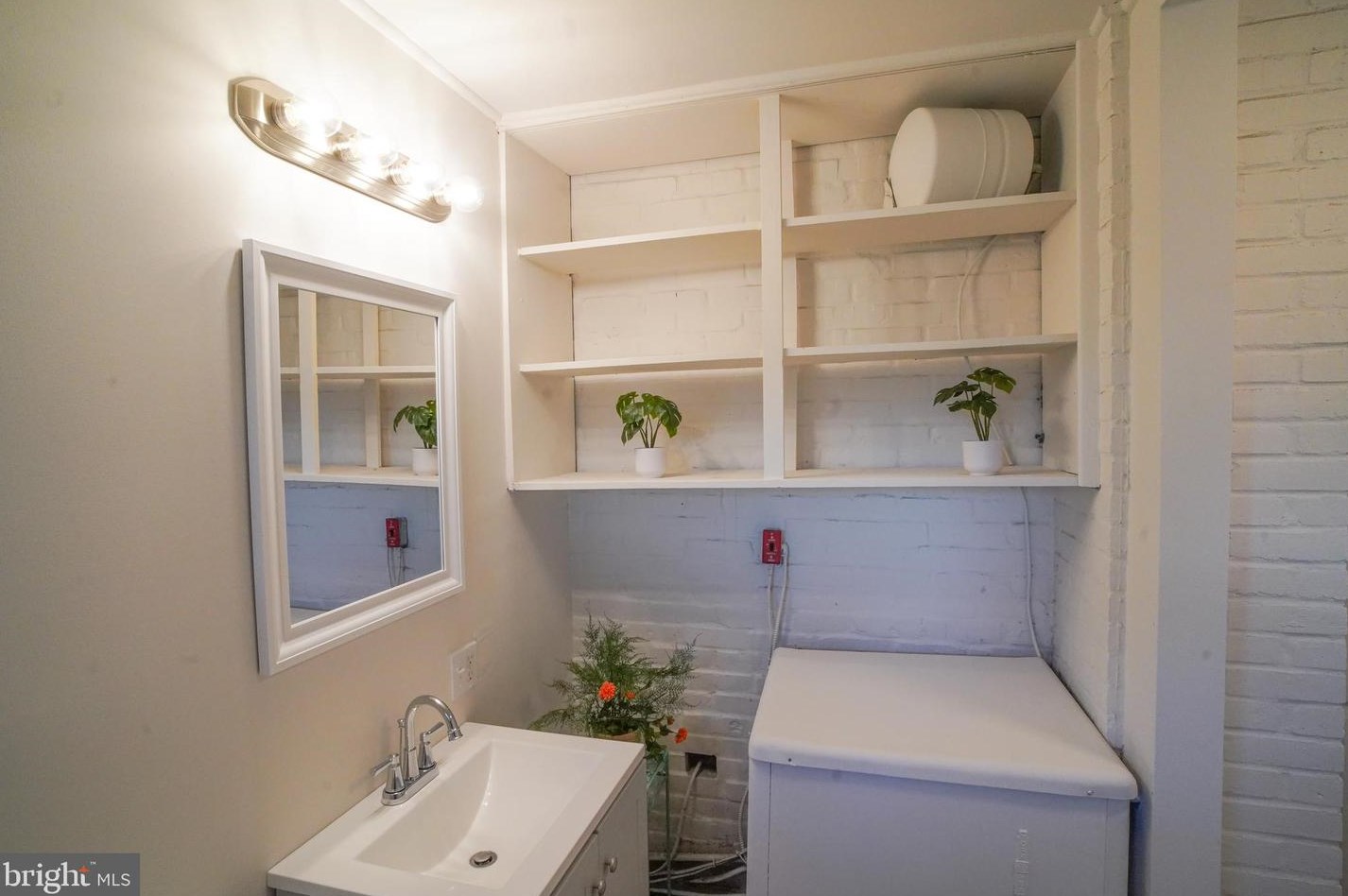 27 Inbrook Rd, Levittown PA  19057-2303 exterior