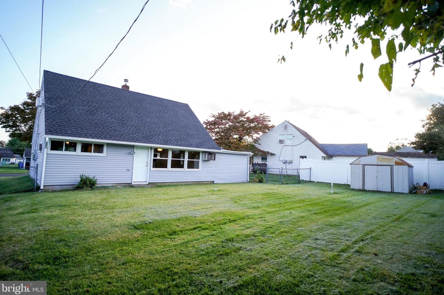 27 Inbrook Rd, Levittown PA  19057-2303 exterior