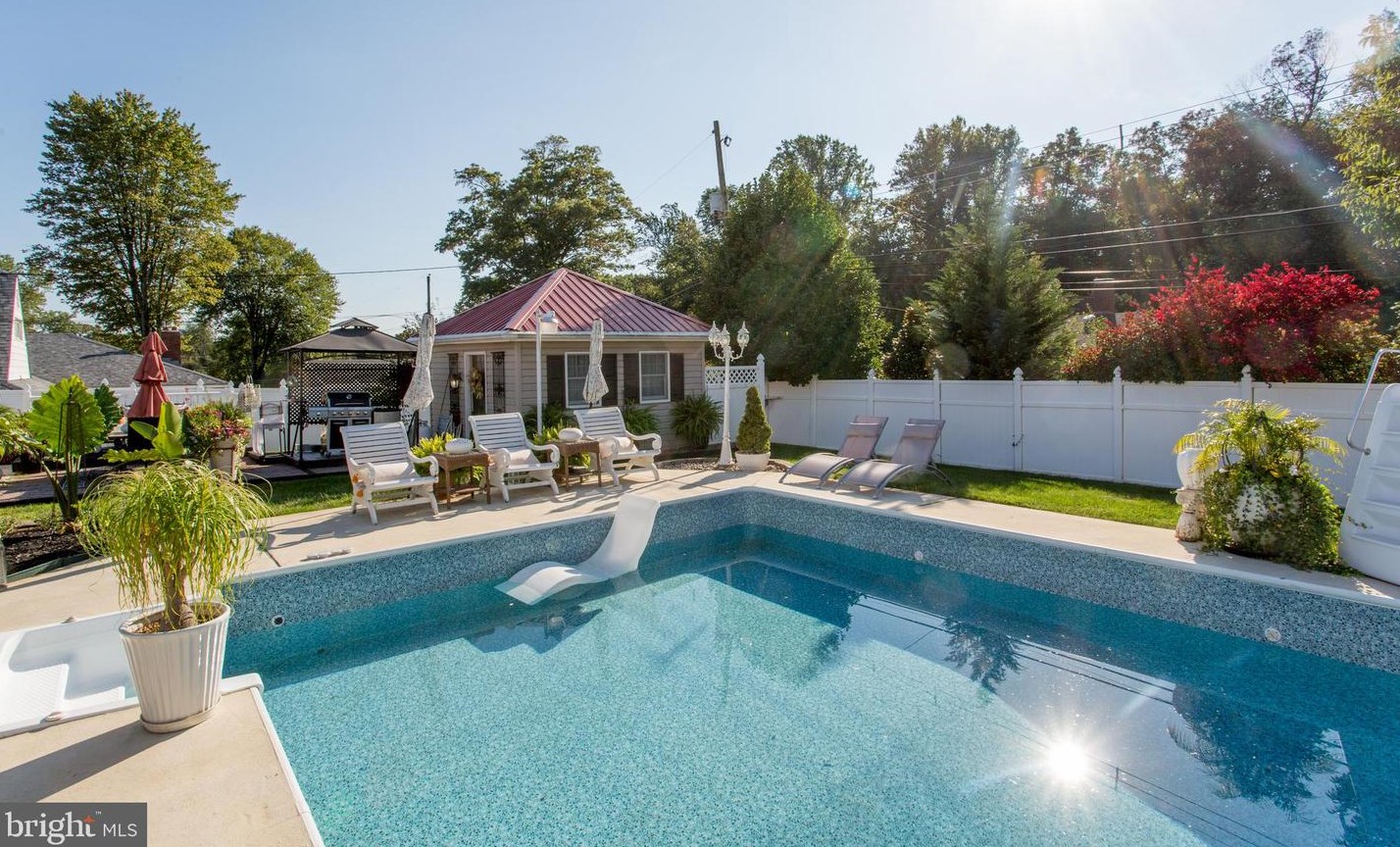 24 Rose Apple Rd, Levittown PA  19056-2318 exterior