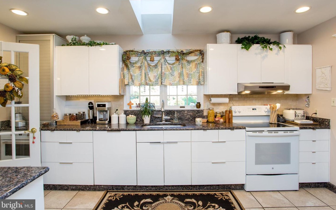 24 Rose Apple Rd, Levittown PA  19056-2318 exterior