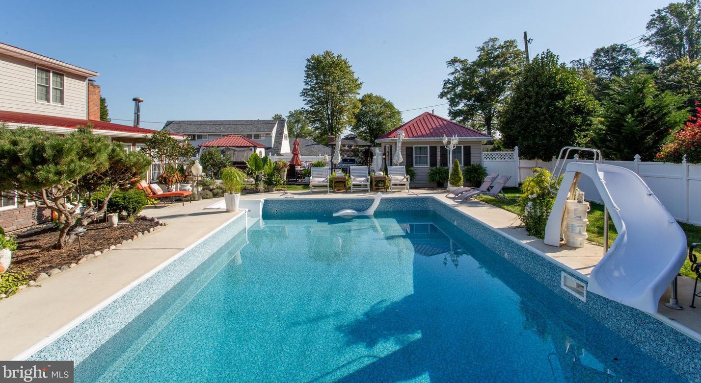 24 Rose Apple Rd, Levittown PA  19056-2318 exterior