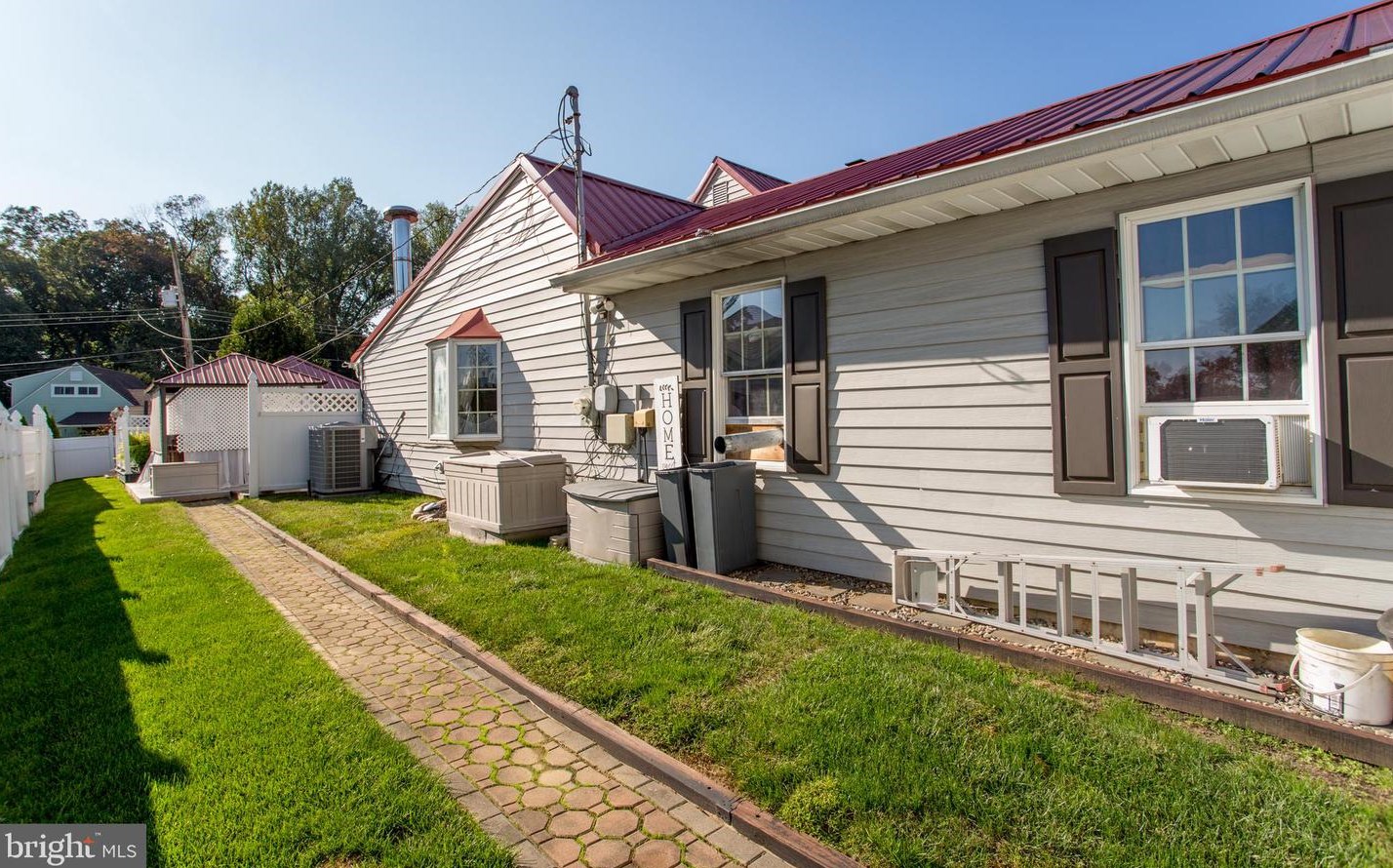 24 Rose Apple Rd, Levittown PA  19056-2318 exterior