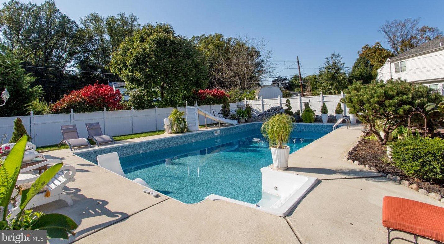 24 Rose Apple Rd, Levittown PA  19056-2318 exterior