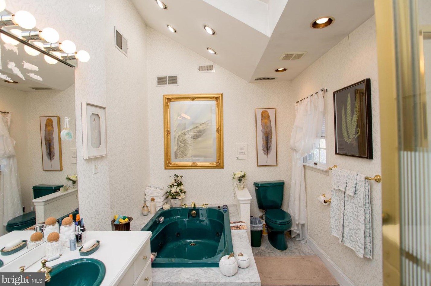 24 Rose Apple Rd, Levittown PA  19056-2318 exterior