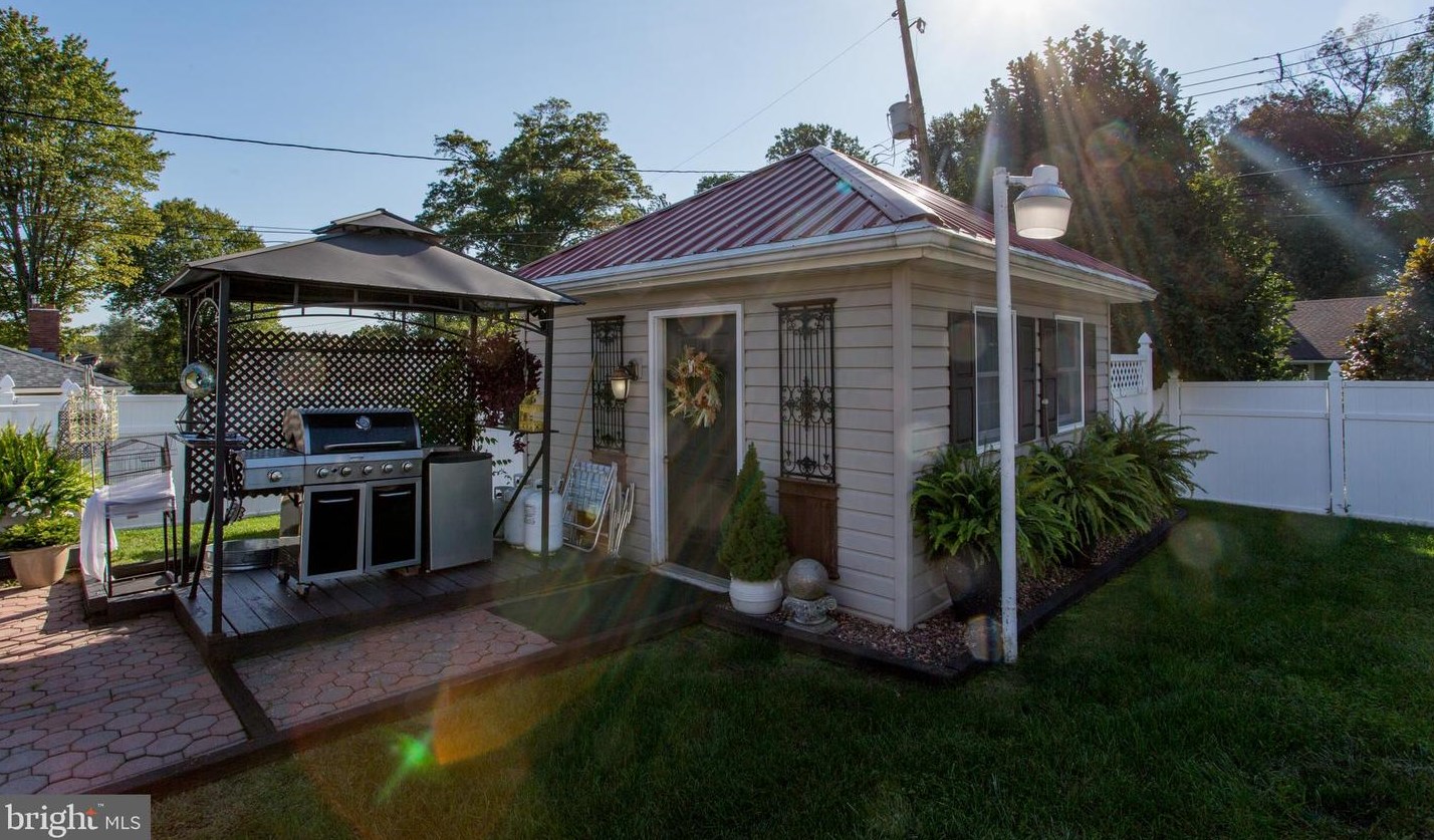 24 Rose Apple Rd, Levittown PA  19056-2318 exterior