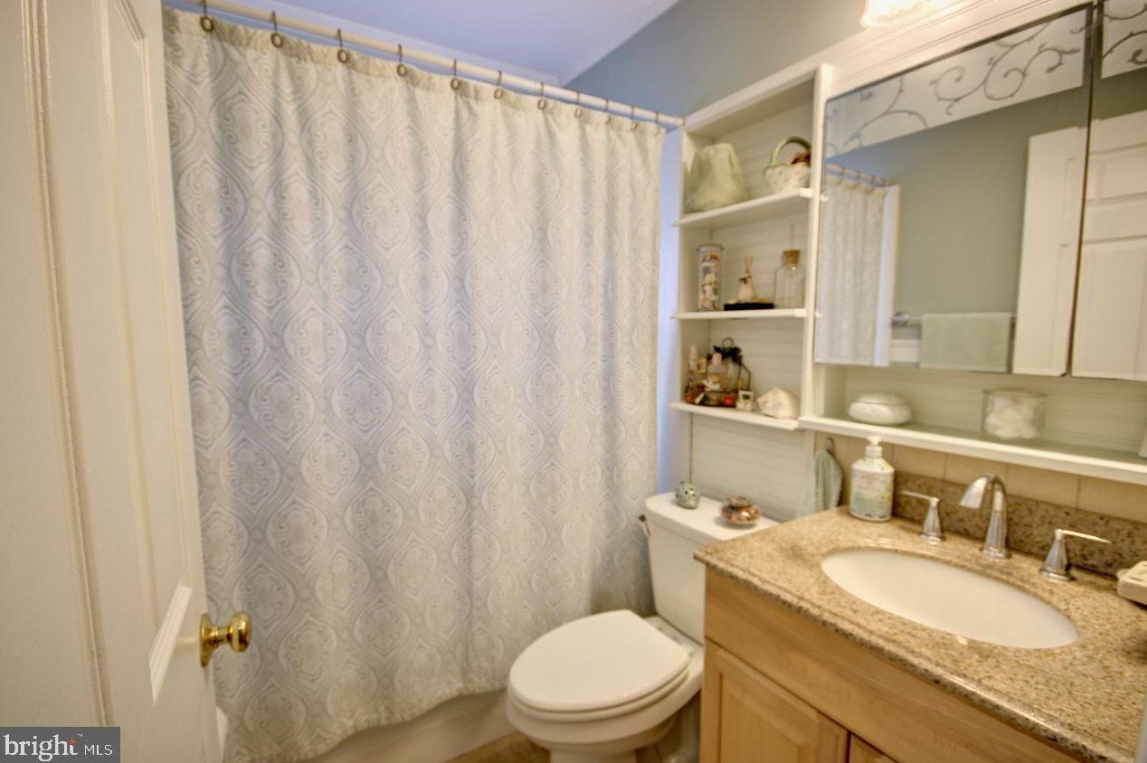 11 Primrose Ln, Levittown PA  19054-3616 exterior