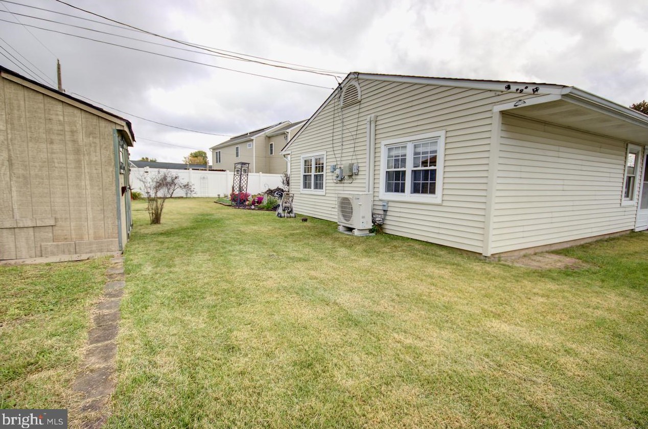 11 Primrose Ln, Levittown PA  19054-3616 exterior