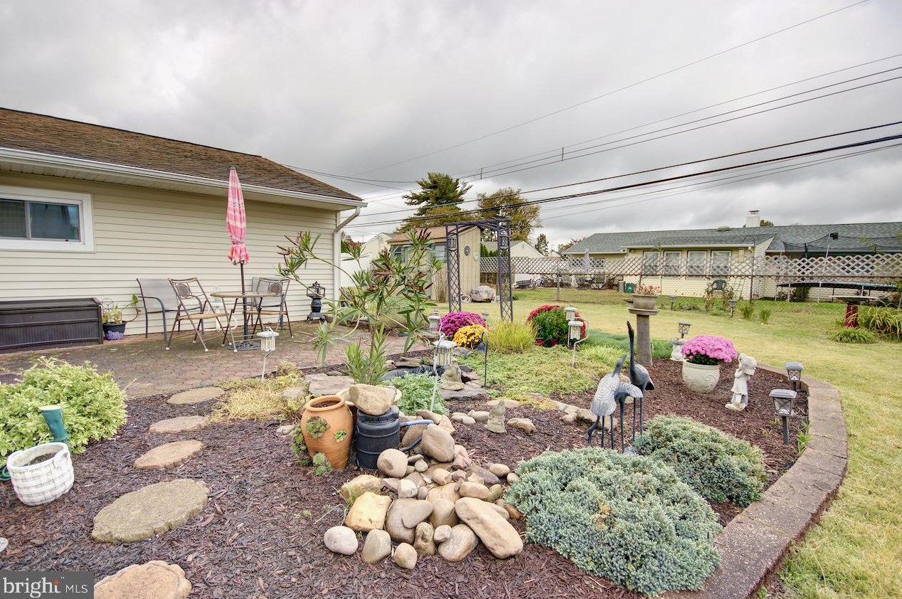 11 Primrose Ln, Levittown PA  19054-3616 exterior