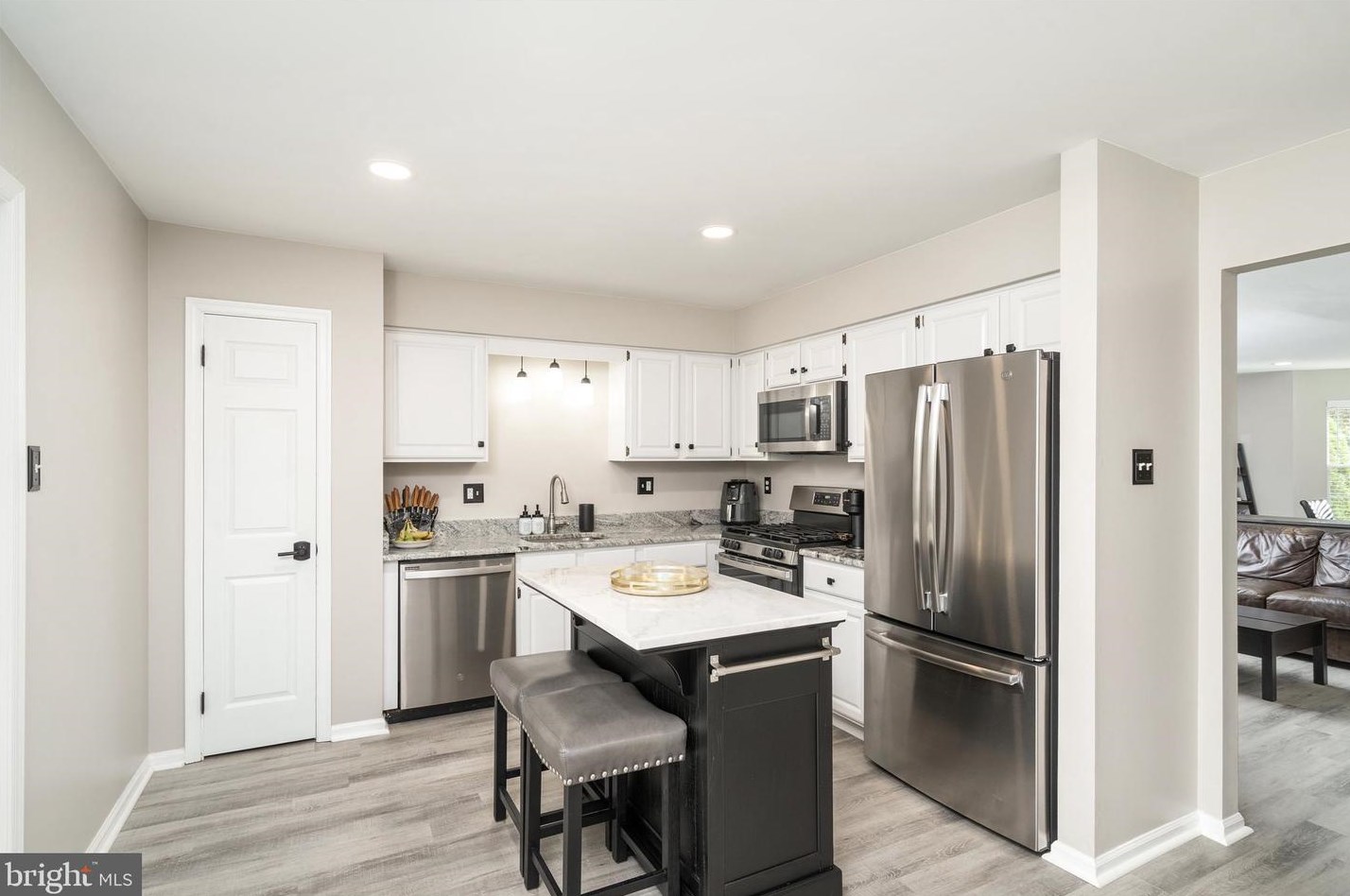 72 Greenridge Cir, Upper Makefield PA  18940-2355 exterior