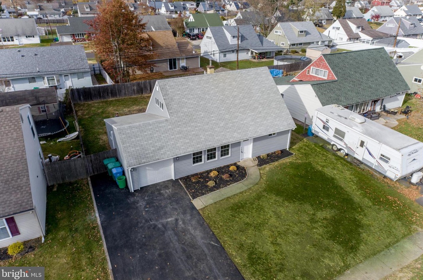 49 Island Rd, Levittown PA  19057-2319 exterior