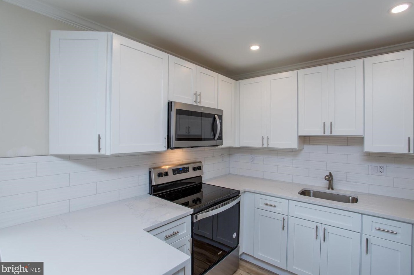 49 Island Rd, Levittown PA  19057-2319 exterior