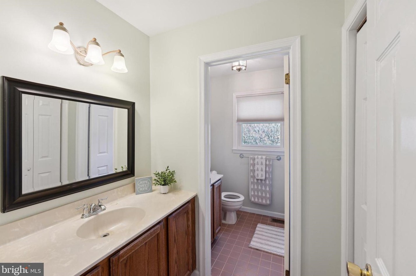 5 Emerald Ct, Upper Makefield PA  18940-2819 exterior