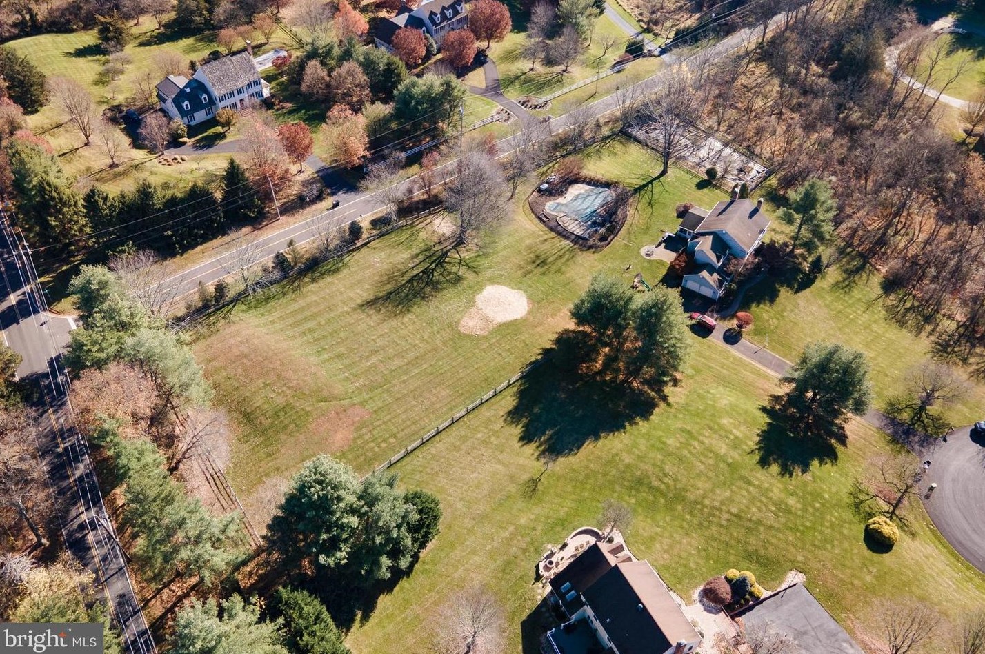 5 Emerald Ct, Upper Makefield PA  18940-2819 exterior