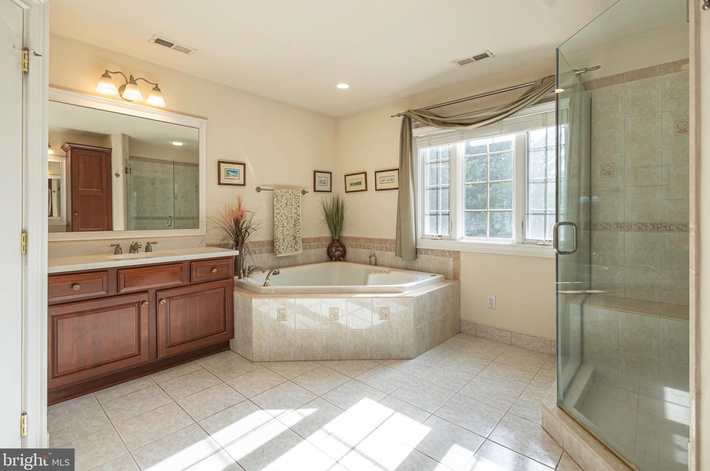 28 Thompson Mill Rd, Upper Makefield PA  18940-9628 exterior