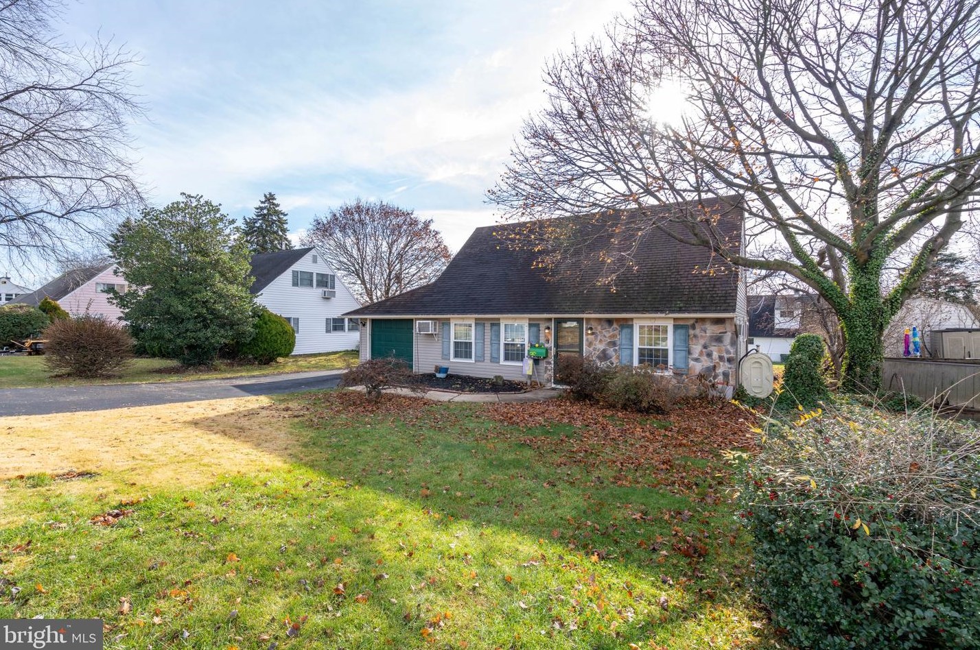 40 Tinsel Rd, Levittown PA  19056-1563 exterior