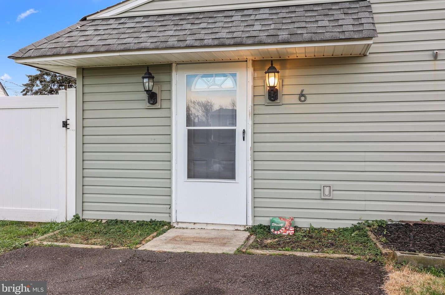 6 Clover Ln, Levittown PA  19055-1608 exterior