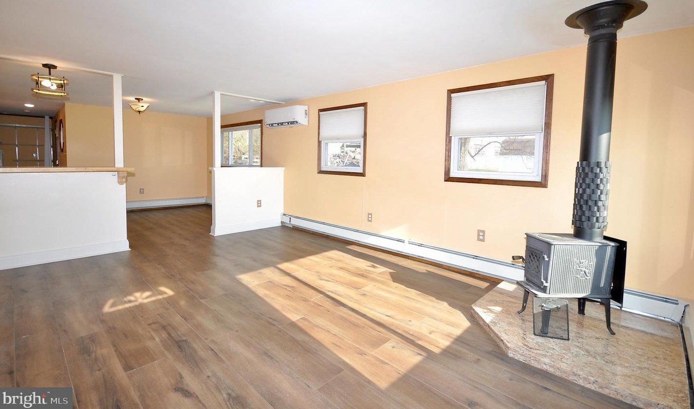 21 Williamson Ave, Levittown PA  19054-1114 exterior