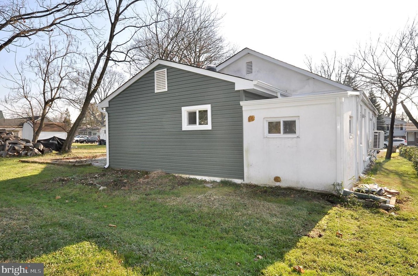 21 Williamson Ave, Levittown PA  19054-1114 exterior