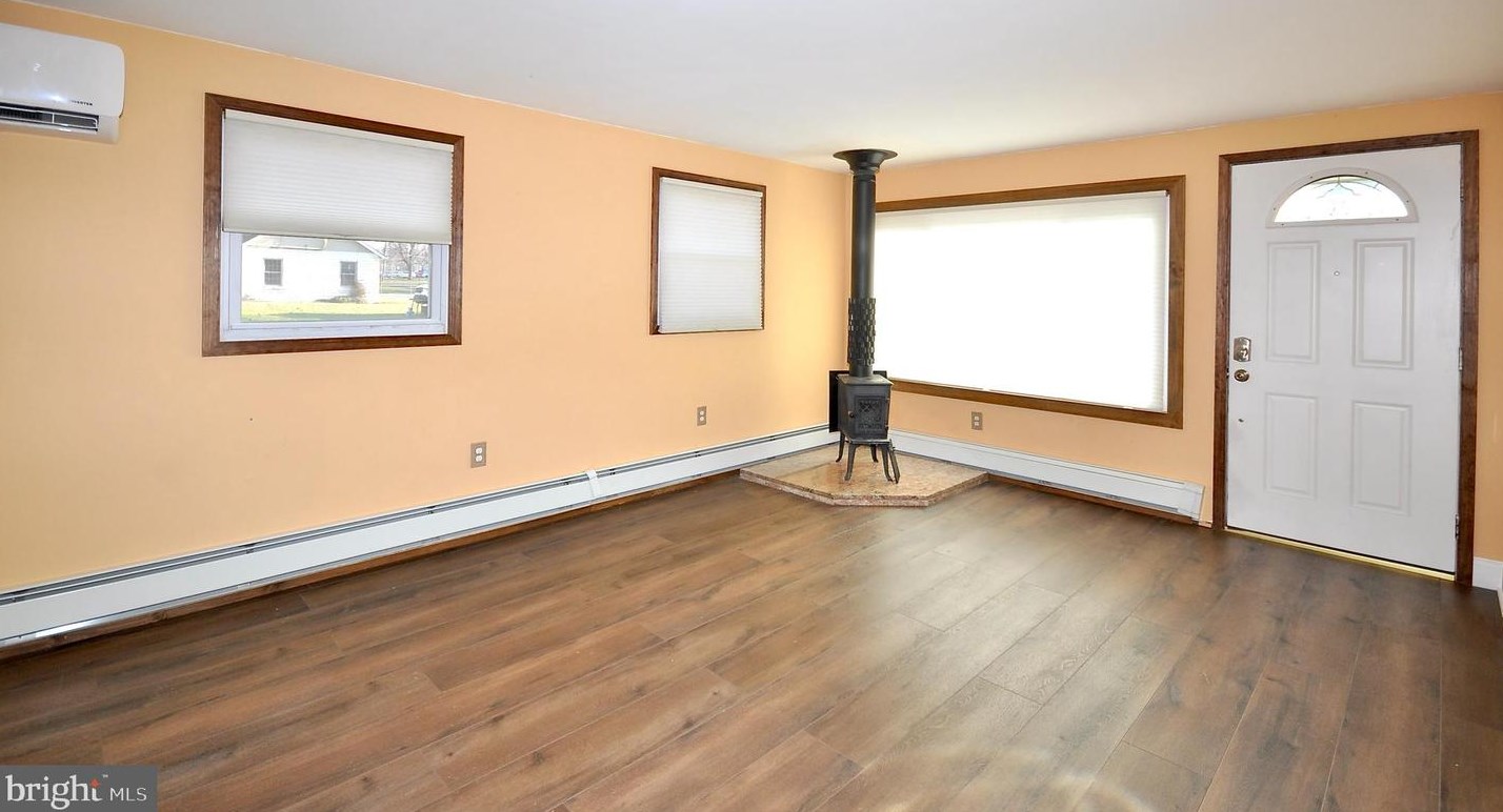 21 Williamson Ave, Levittown PA  19054-1114 exterior