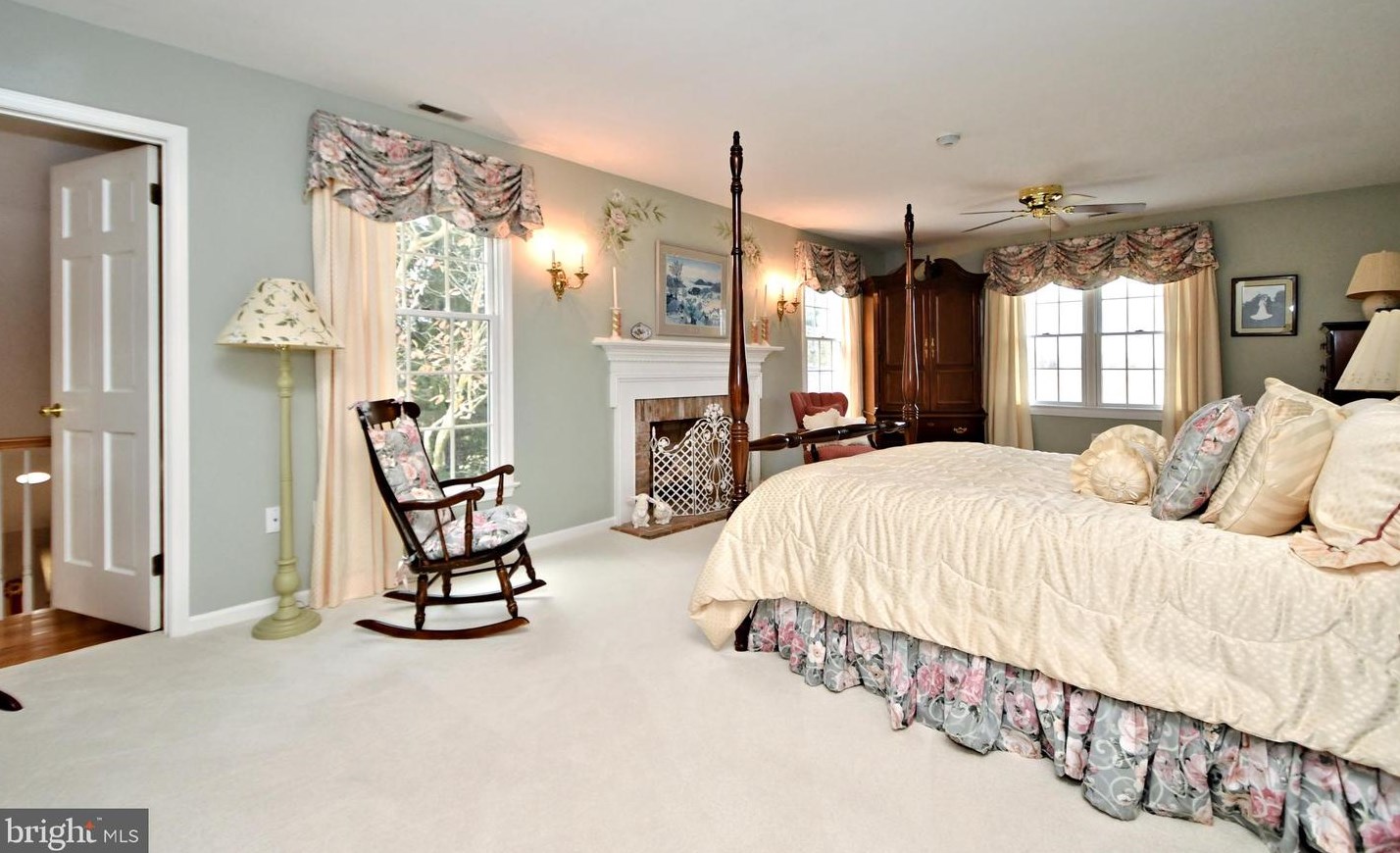 336 Woodhill Rd, Upper Makefield PA 18940-2517 exterior