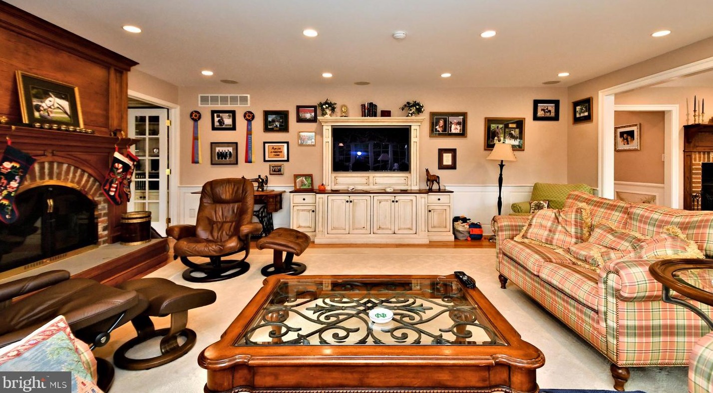 336 Woodhill Rd, Upper Makefield PA 18940-2517 exterior