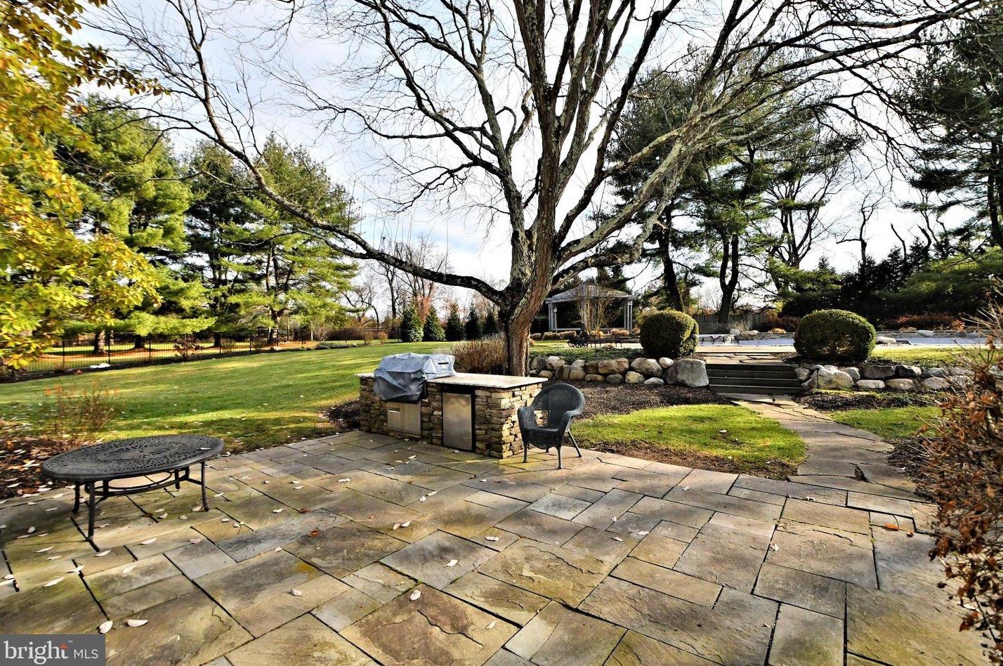 336 Woodhill Rd, Upper Makefield PA 18940-2517 exterior