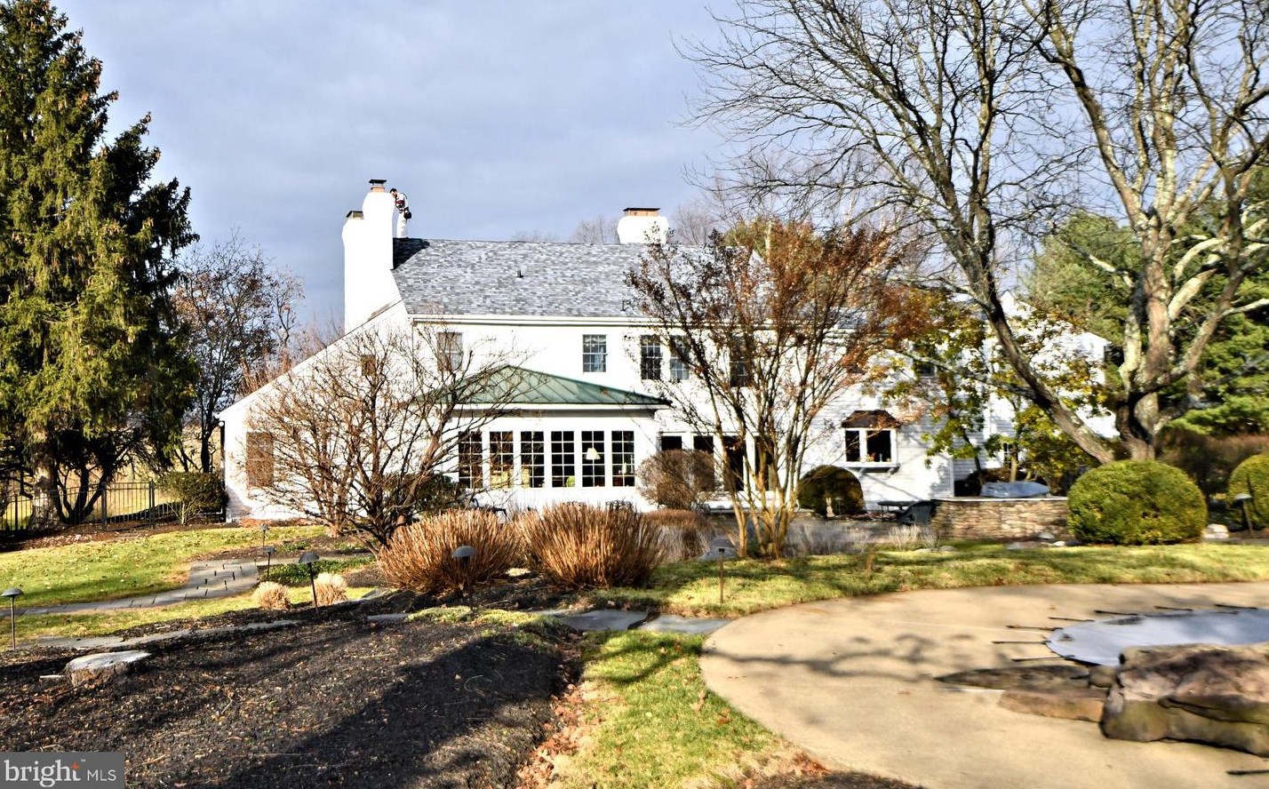 336 Woodhill Rd, Upper Makefield PA 18940-2517 exterior