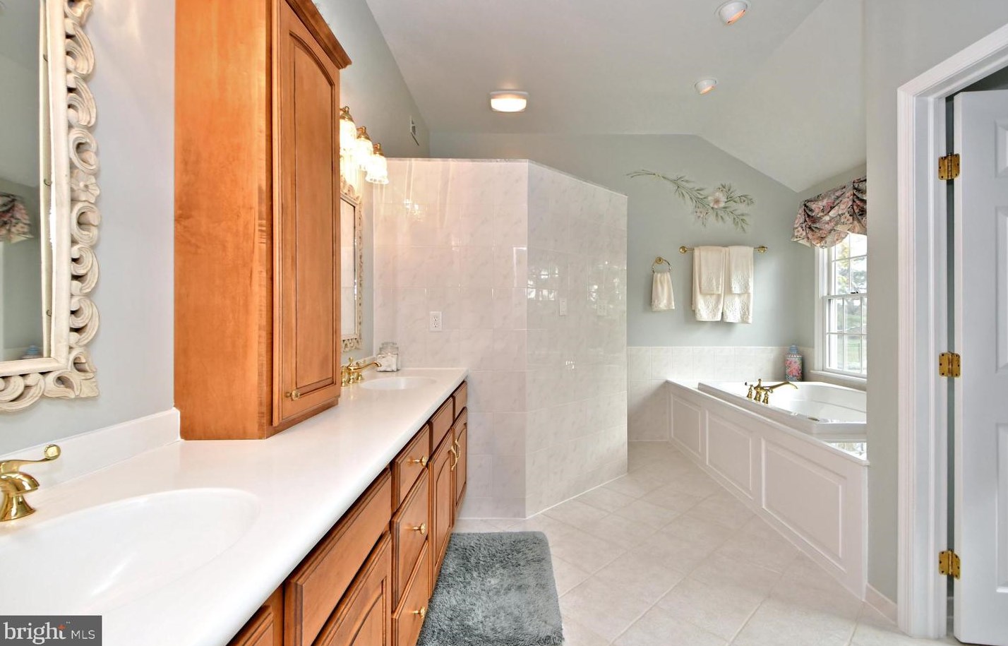 336 Woodhill Rd, Upper Makefield PA 18940-2517 exterior