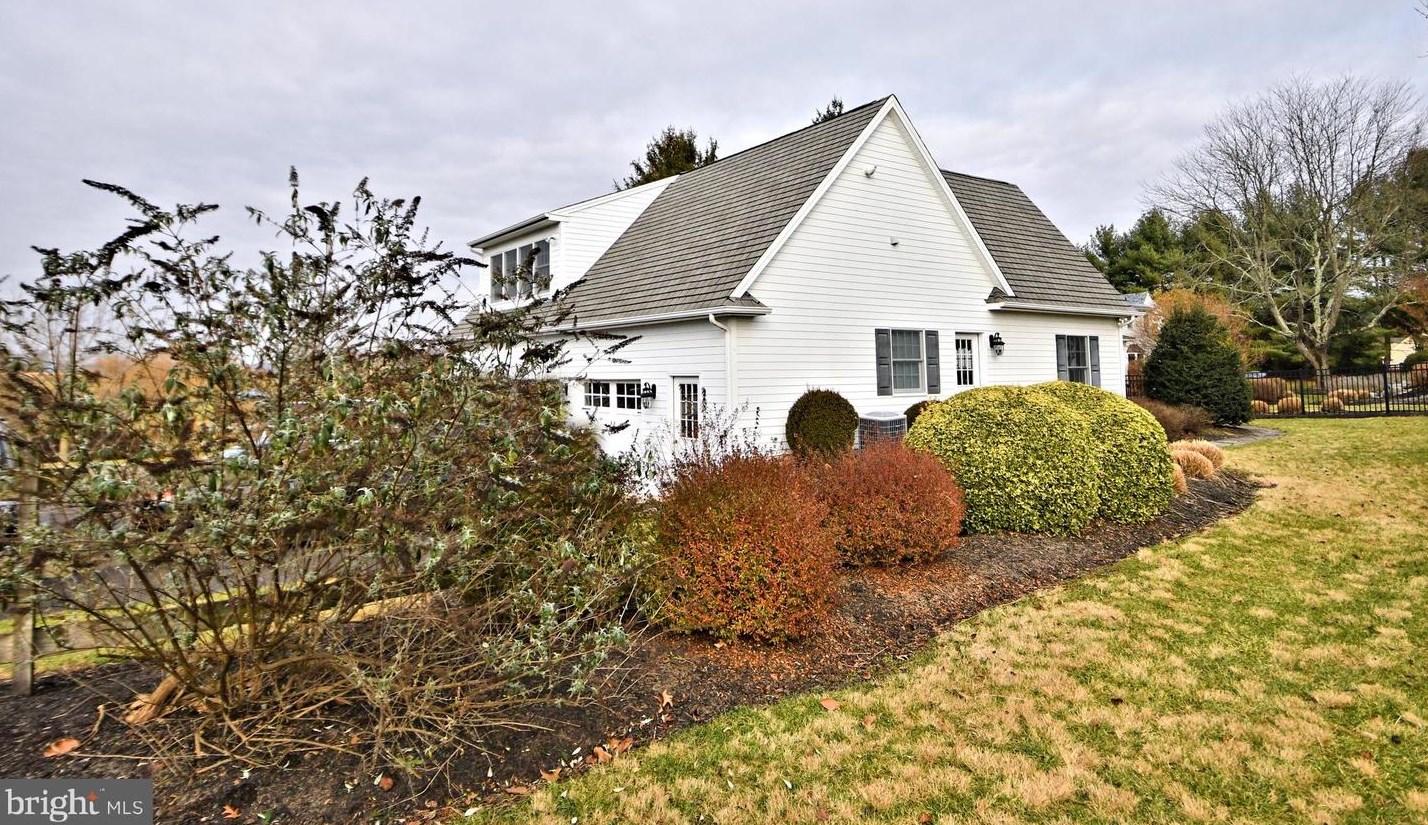 336 Woodhill Rd, Upper Makefield PA 18940-2517 exterior