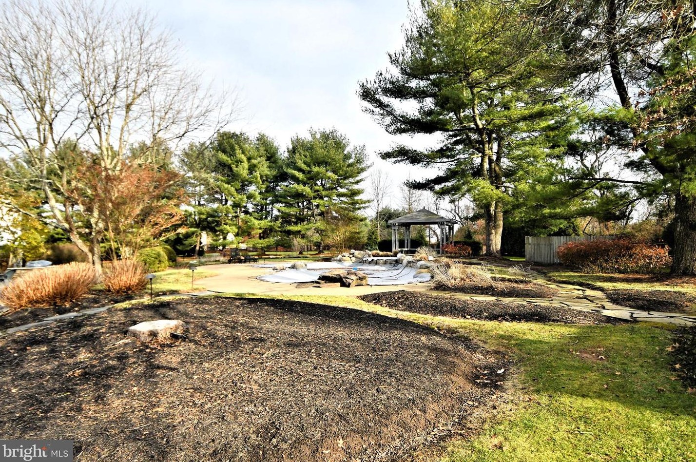 336 Woodhill Rd, Upper Makefield PA 18940-2517 exterior