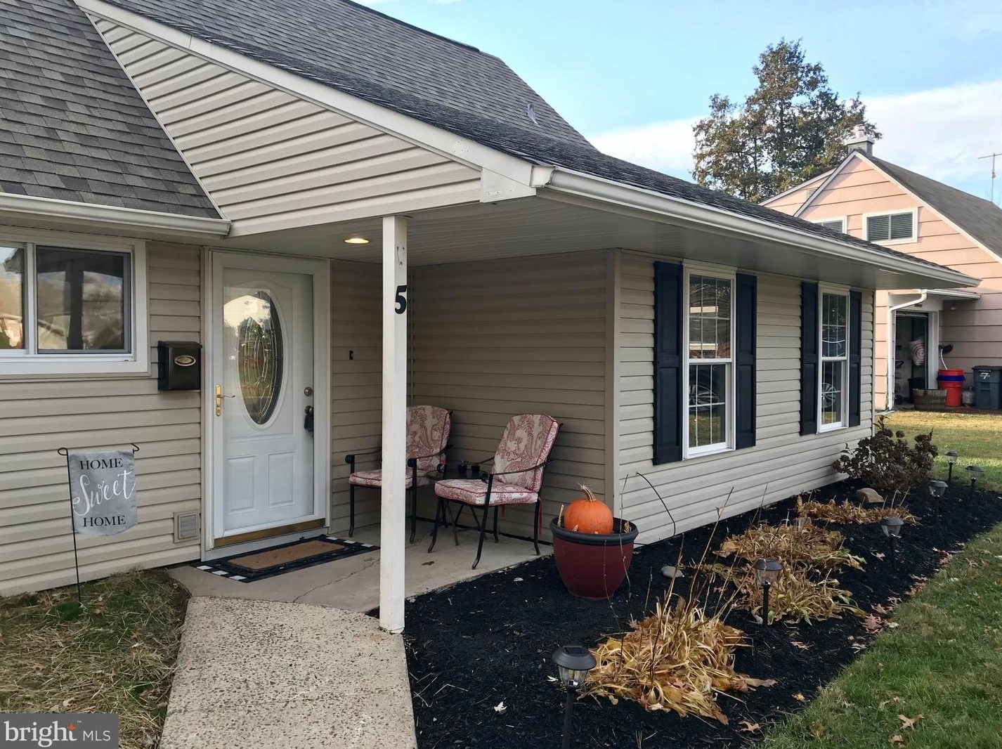 5 Hilltop Rd, Levittown PA  19056-1118 exterior