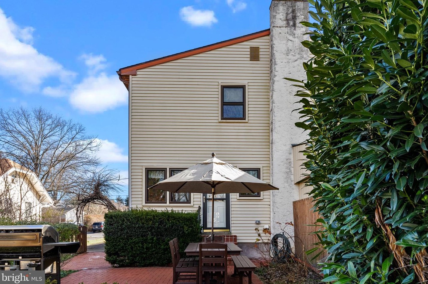 318 Lincoln Ave, Upper Makefield PA 18940-2211 exterior