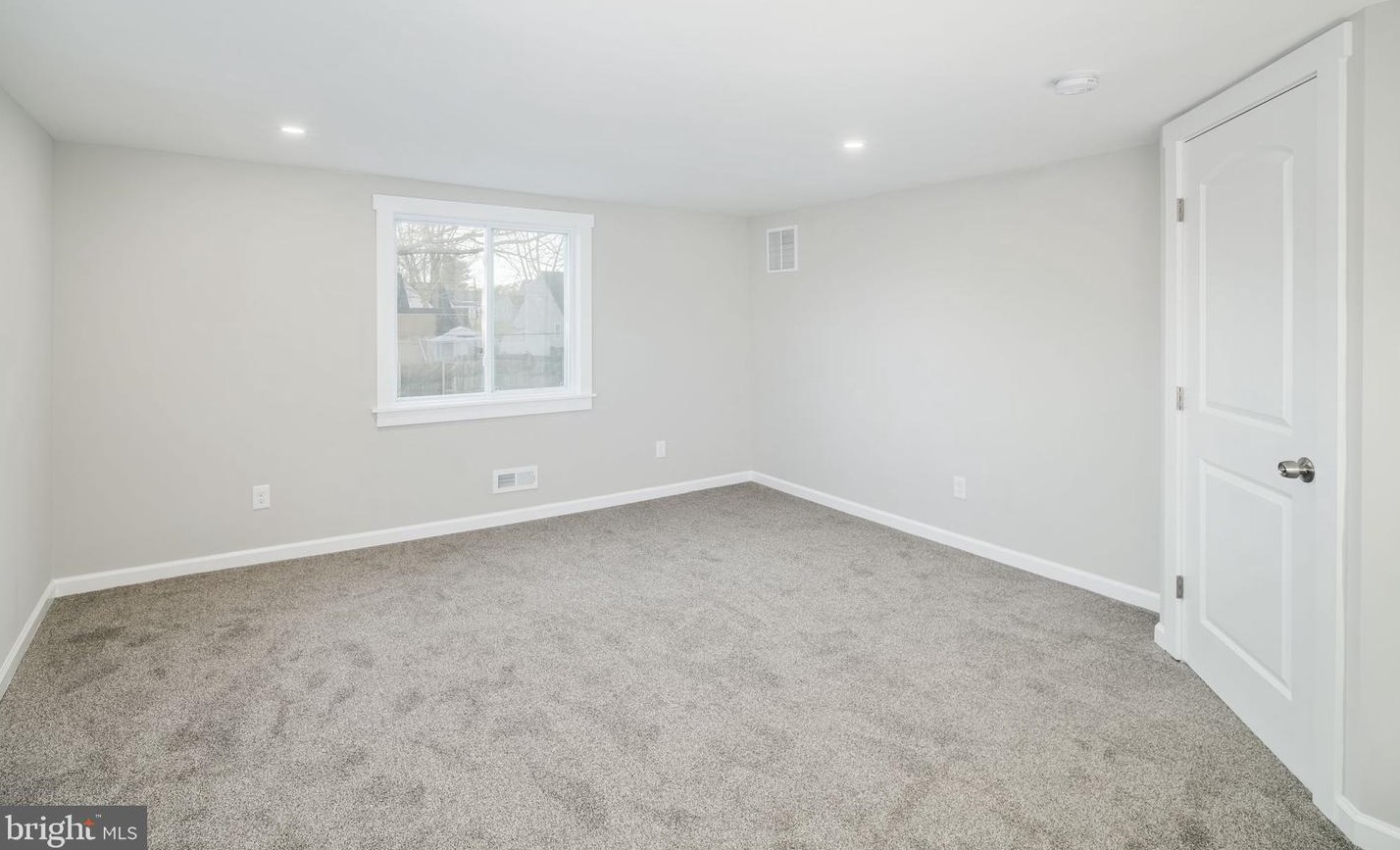 65 Rambler Ln, Levittown PA  19055-1401 exterior