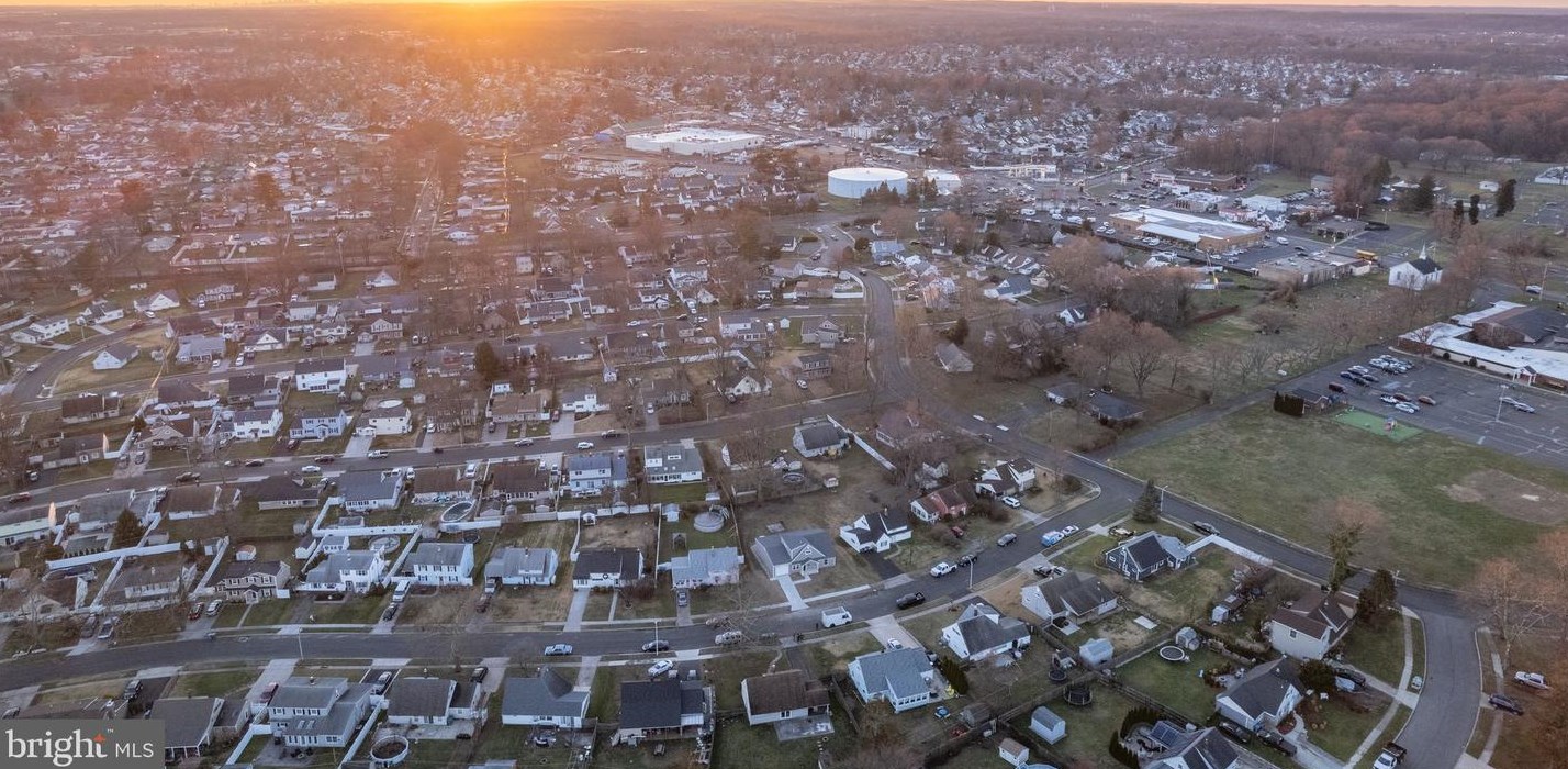 65 Rambler Ln, Levittown PA  19055-1401 exterior