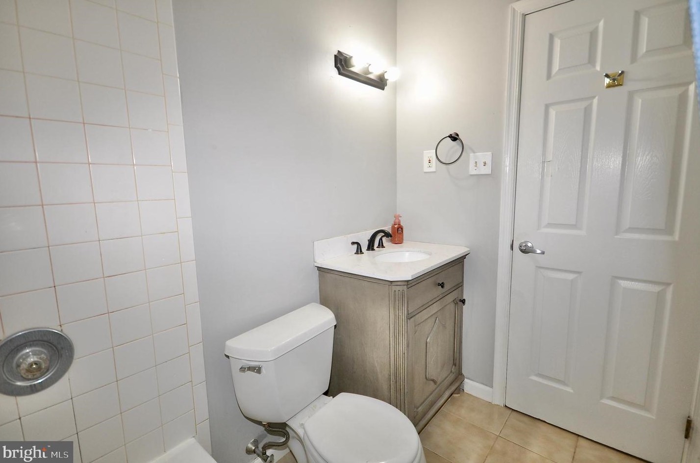 17 Disk Ln, Levittown PA  19055-1713 exterior