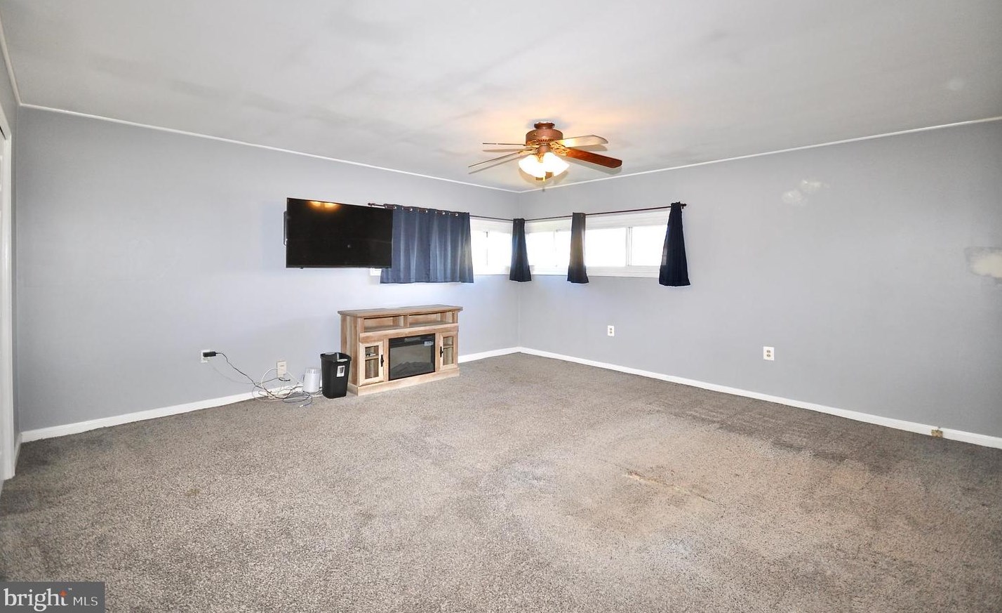 17 Disk Ln, Levittown PA  19055-1713 exterior