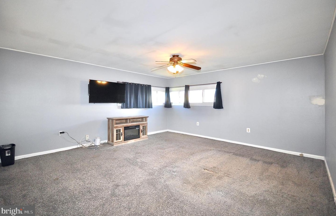 17 Disk Ln, Levittown PA  19055-1713 exterior