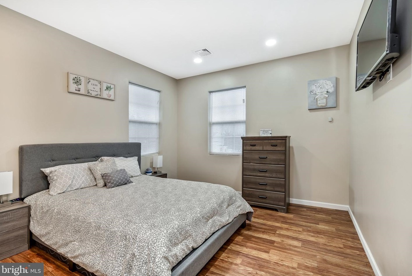 47 Woodside Ave, Levittown PA  19057-4507 exterior