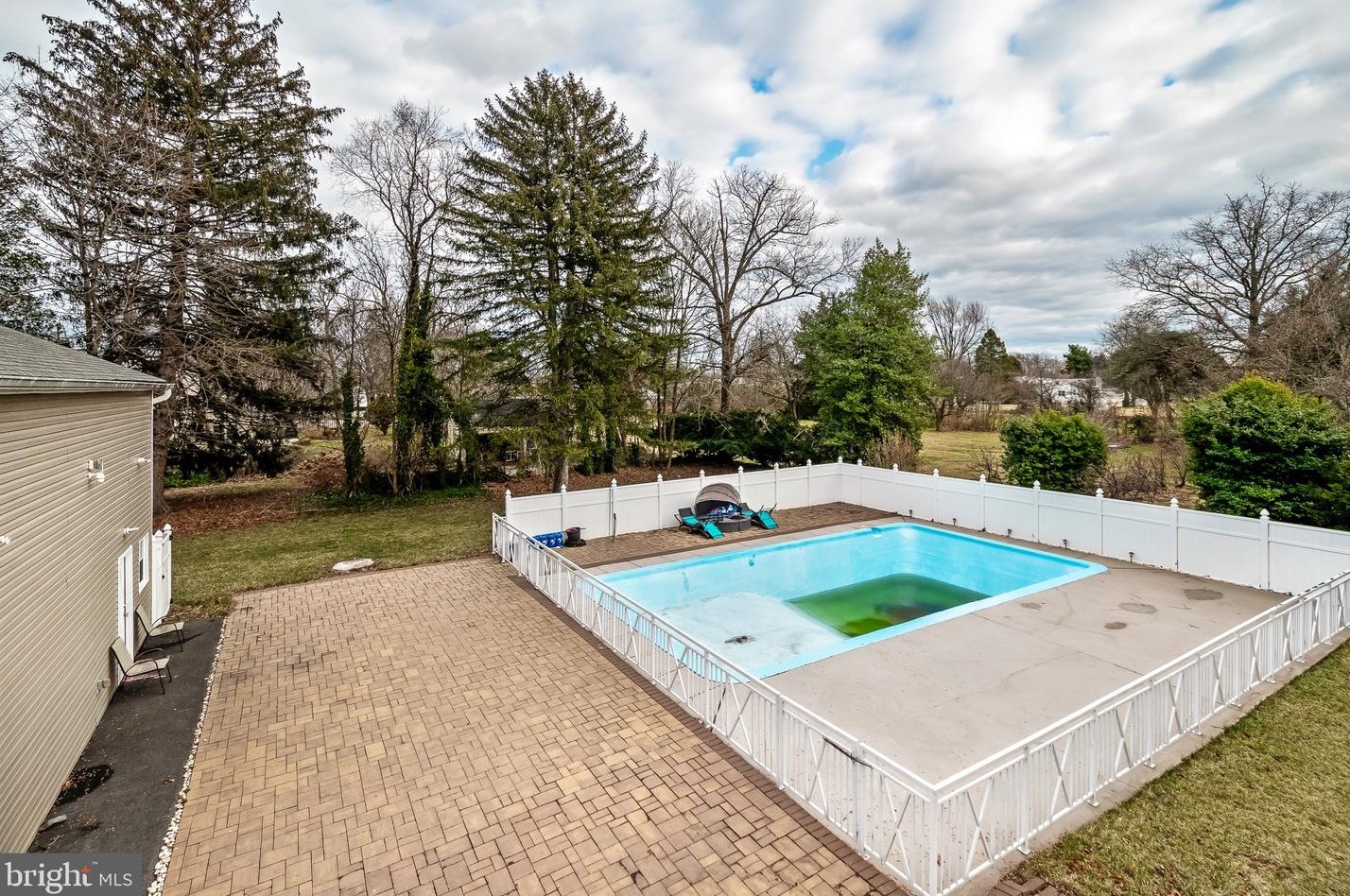 47 Woodside Ave, Levittown PA  19057-4507 exterior