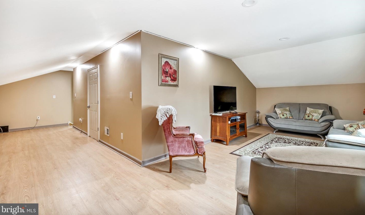 47 Woodside Ave, Levittown PA  19057-4507 exterior