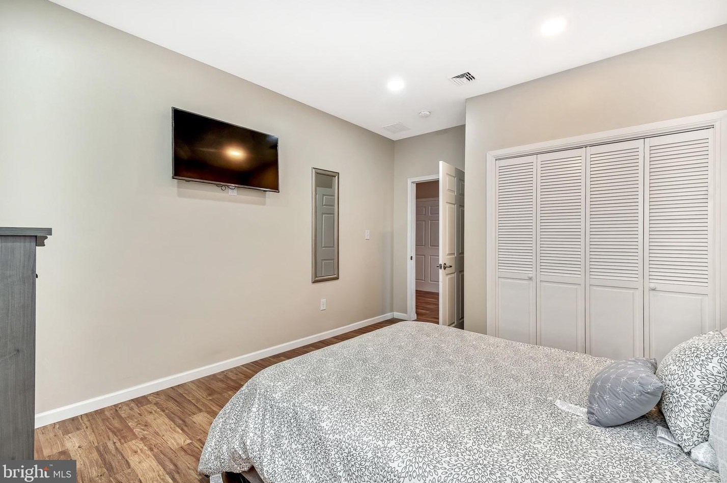 47 Woodside Ave, Levittown PA  19057-4507 exterior