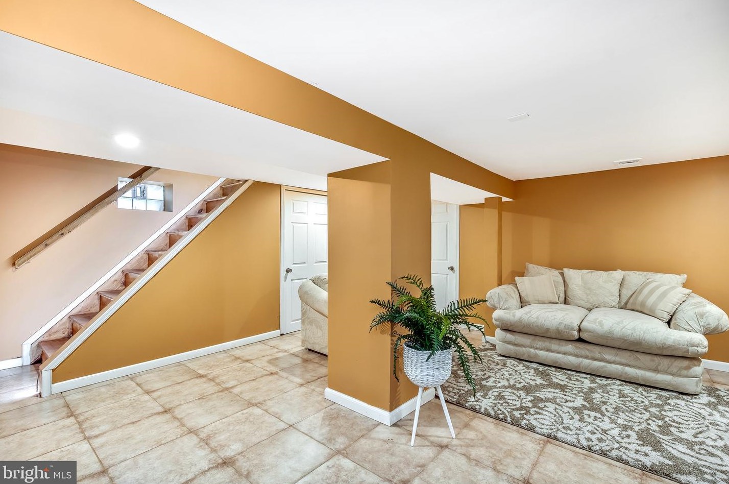 47 Woodside Ave, Levittown PA  19057-4507 exterior