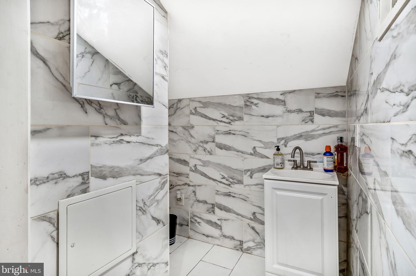 47 Woodside Ave, Levittown PA  19057-4507 exterior