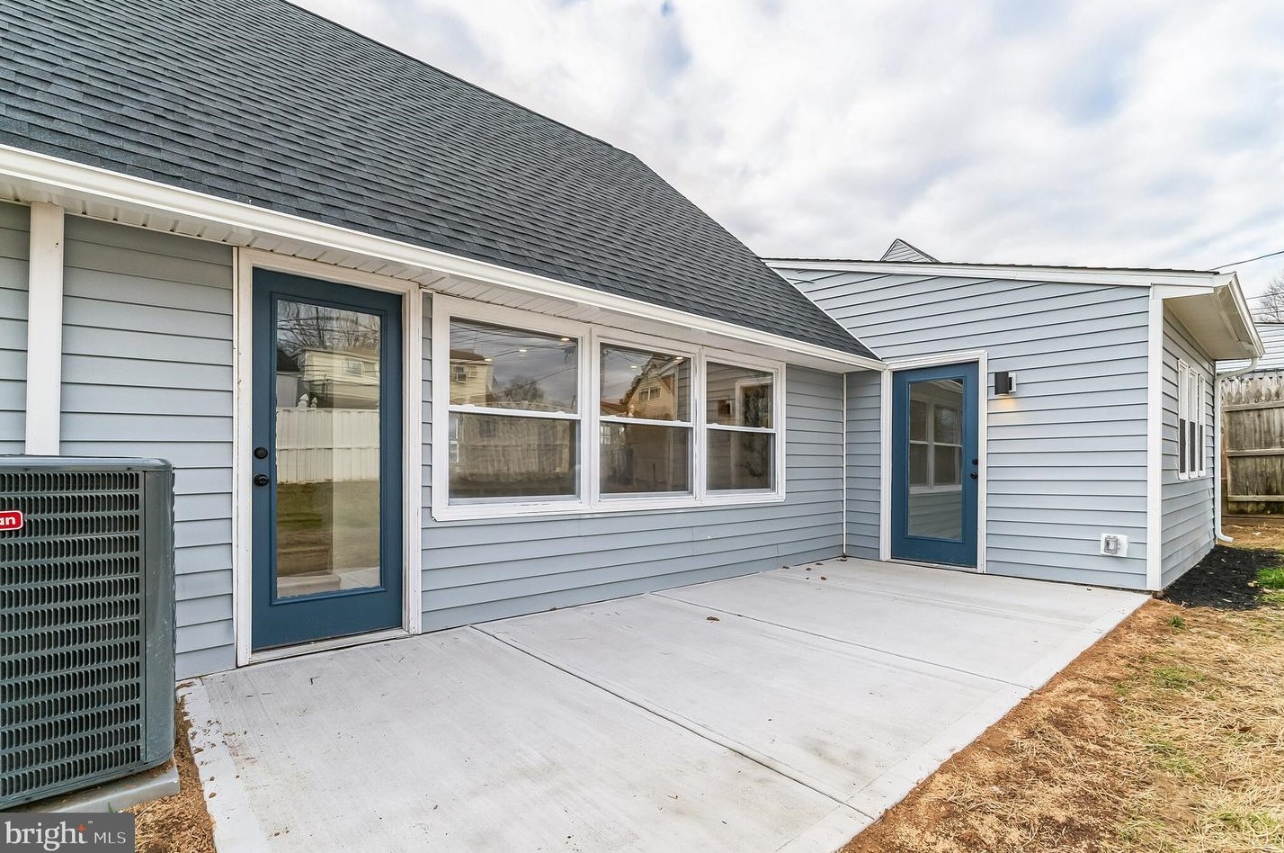 264 Appletree Dr, Levittown PA  19055-1218 exterior