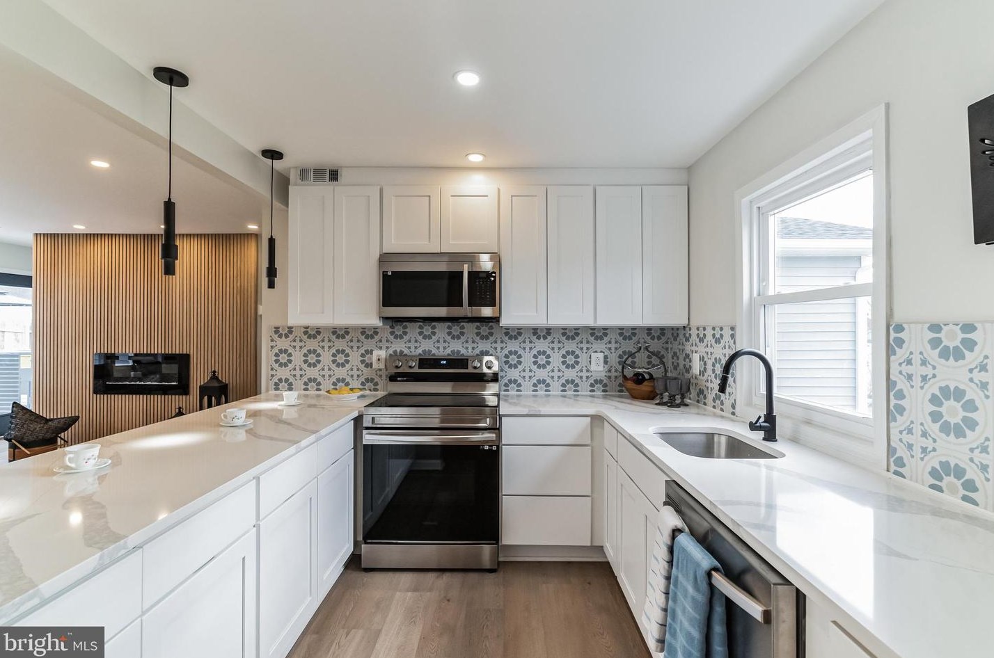 264 Appletree Dr, Levittown PA  19055-1218 exterior