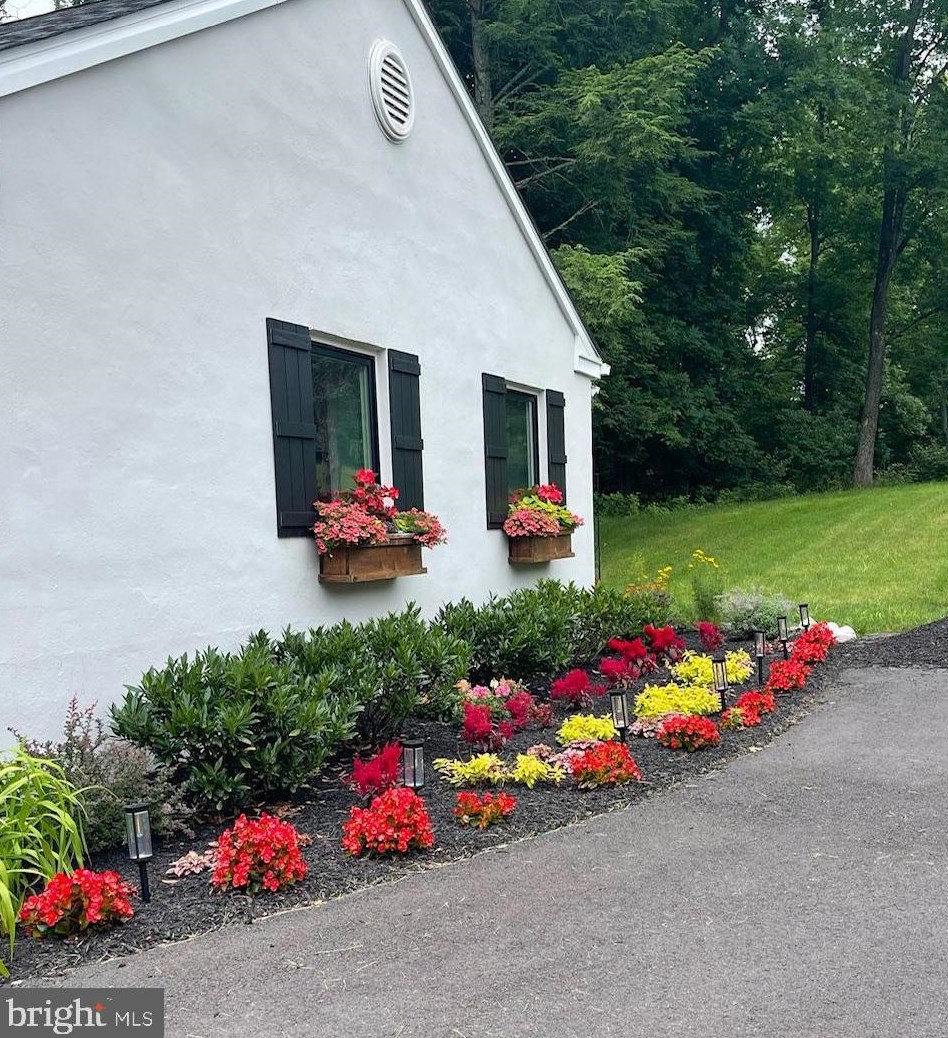 976 Washington Crossing Rd, Upper Makefield PA  18940-2712 exterior